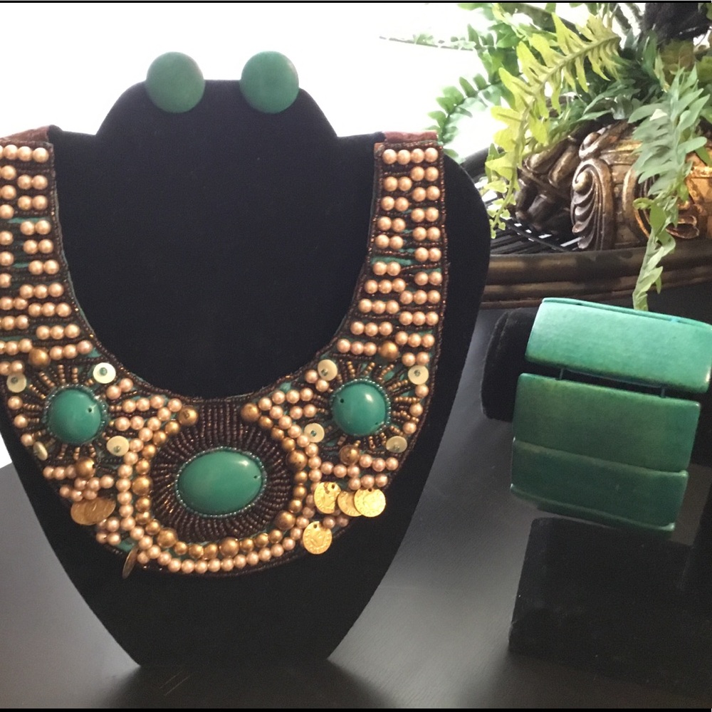 A Turquoise Beaded Necklace Set